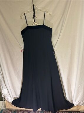 Velvet Trimmed Elegant Mermaid Cut Formal Gown W/ Spaghetti Straps. Size 12